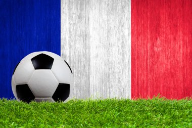 Fransa bayrağı arka plan ile çim futbol topu