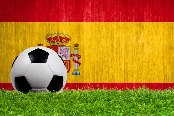 Fotboll på gräs med Spanien flagga bakgrund — Stockfoto