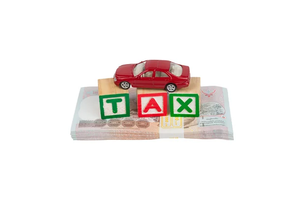 Налоговый блок и автомобиль на деньги — стоковое фото