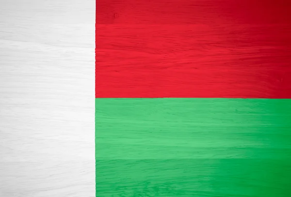 Bandera de Madagascar sobre textura de madera — Foto de Stock