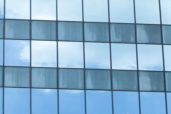 Ángulo ancho de ventanas de cristal en edificio de gran altura — Foto de Stock