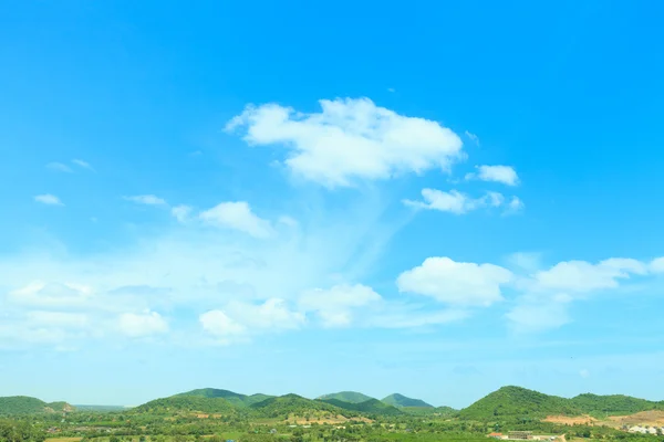 Panoramisch uitzicht van landelijk gebied in thailand, berg met blauwe hemel — Stockfoto