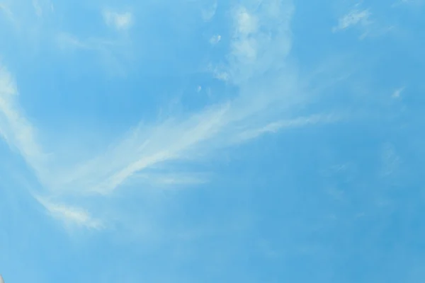 Wolken in de blauwe lucht — Stockfoto