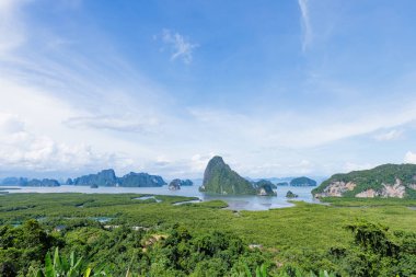 Güneşli bir günde Phang-nga 'daki Samed Nangshe' nin güzel manzarası, Tayland 'ın güneyindeki Phang-nga eyaletindeki turistler için çok popüler bir yer.