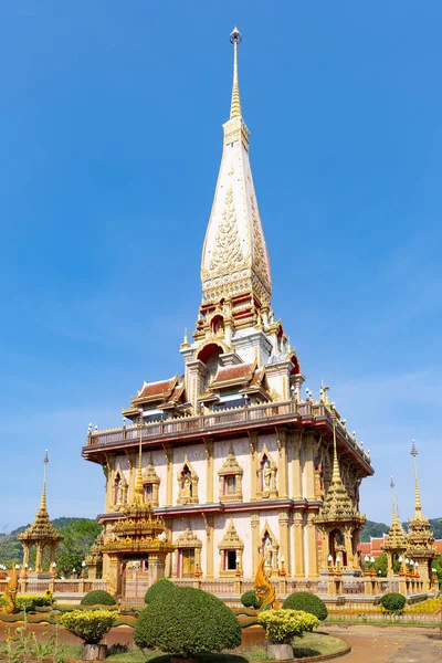 位于泰国南部普吉岛的一座受欢迎的寺庙 华康寺 Wat Chalong 或华康寺 Chalong Temple 中的宝塔 — 图库照片
