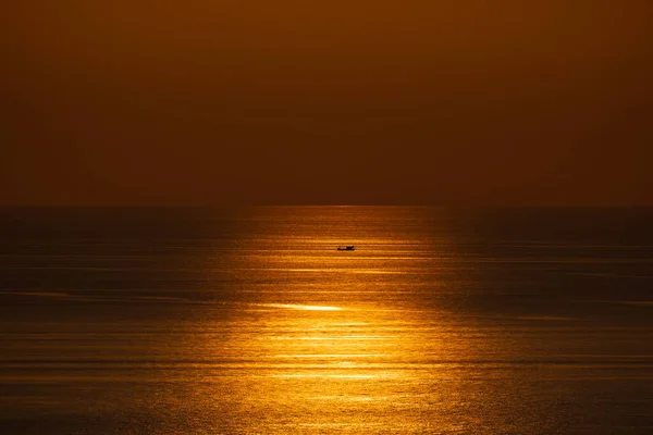Coucher Soleil Orange Dramatique Dans Mer Avec Silhouette Ombre Bateaux — Photo