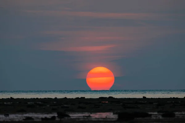 Prachtige Omega Zonsondergang Zee Prachtige Oranje Lucht Met Rotsstrand Als — Stockfoto