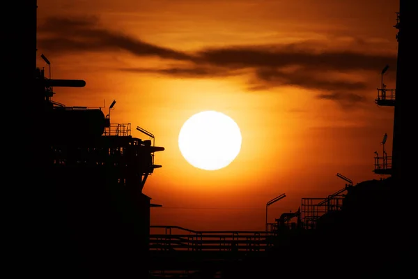 Primer Plano Del Sol Durante Atardecer Crepúsculo Noche Entre Edificios —  Fotos de Stock