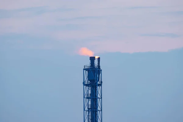 Zbliżenie Wieży Spalaniem Palnika Gazowego Rafinerii Ropy Naftowej Godzinach Porannych — Zdjęcie stockowe