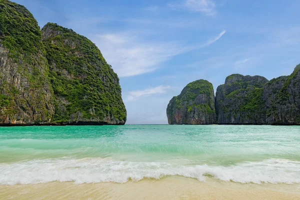 青い空と澄んだ水ピピ島のマヤ湾 タイ南部のクラビの観光客の人気の目的地 — ストック写真