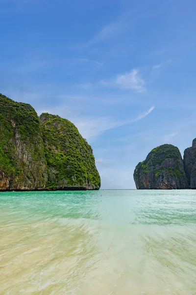 Błękitne Niebo Czystą Wodą Zatoce Maya Phi Phi Island Popularnym — Zdjęcie stockowe