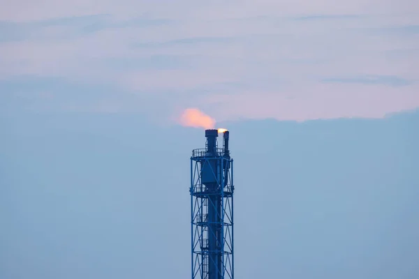 Закрытие Свечной Башни Горевшей Газовой Горелкой Нпз Утреннее Время Стоковое Изображение