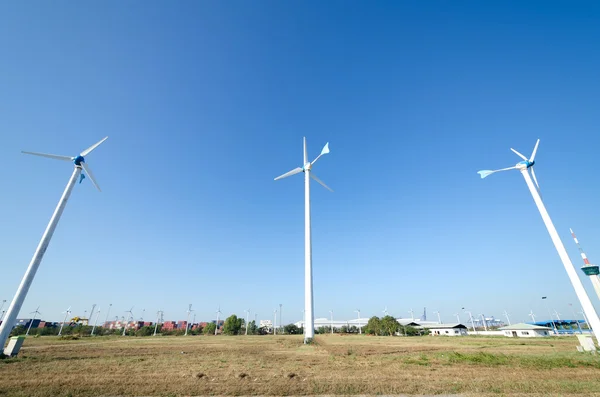 Větrné elektrárny pro výrobu energie — Stock fotografie