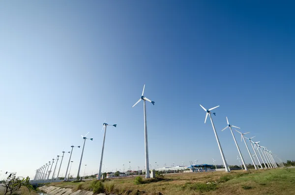 Větrné elektrárny pro výrobu energie — Stock fotografie