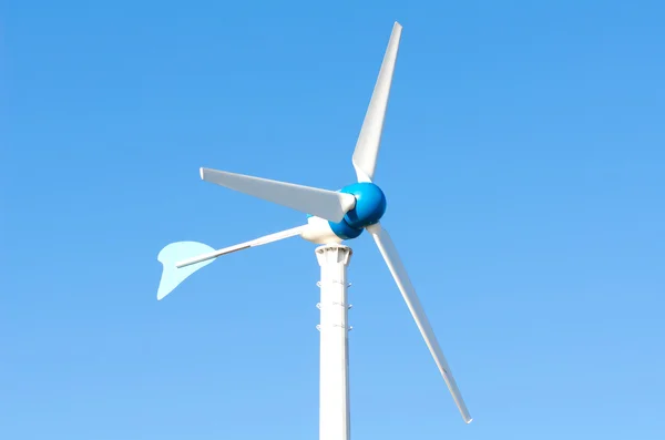 Molinos de viento generadores de energía Fotos de stock libres de derechos