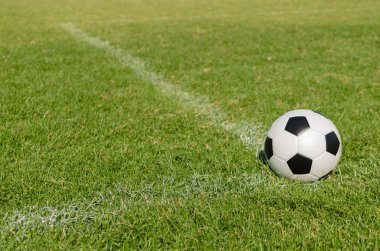 Futbol sahasında futbol topu