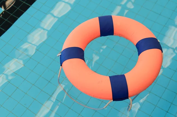 Flottör, pool, pool ring i cool blå uppfriskande blue pool. — Stockfoto