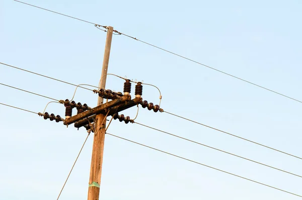 Torre de energía y líneas de transmisión —  Fotos de Stock