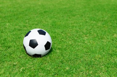 Futbol sahasında futbol topu