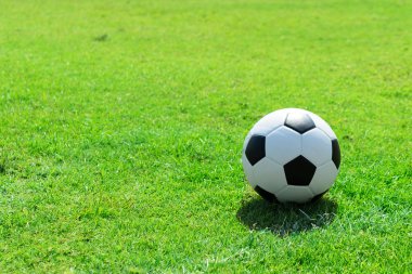 Futbol sahasında futbol topu
