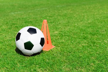 Futbol sahasında futbol topu.