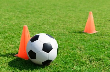 Futbol sahasında futbol topu.