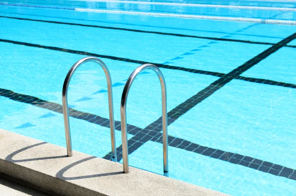 Schwimmbad mit Treppe. — Stockfoto