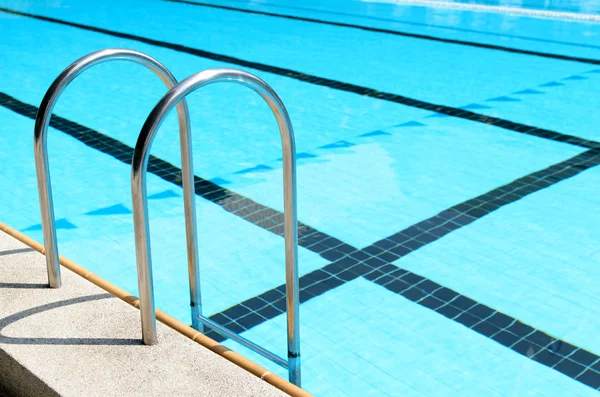 Schwimmbad mit Treppe. — Stockfoto