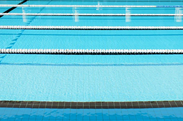 Schwimmbad und klar markierte Fahrspuren. — Stockfoto