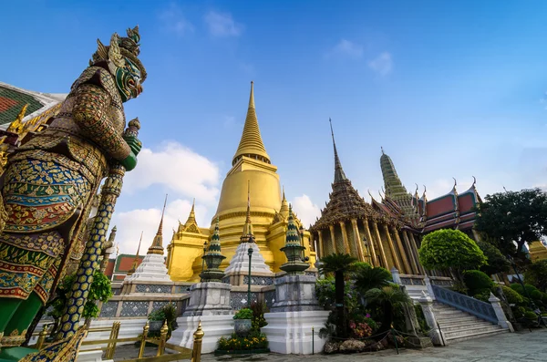 Wat phra kaeo, templet med smaragd buddha och hem för den — Stockfoto