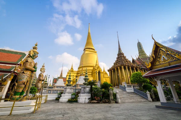 Wat phra kaeo, templet med smaragd buddha och hem för den — Stockfoto