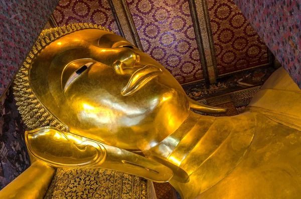 Un primer plano del Buda Reclinado en Wat Pho en Bangkok, Thaila —  Fotos de Stock