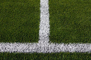 Yeşil futbol sahasında beyaz şerit.