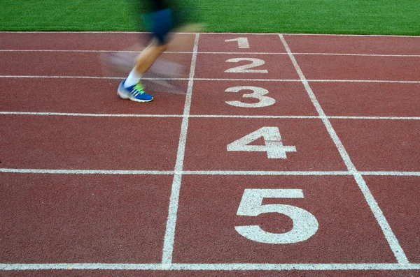 Verschwommener Athlet durch langsame Kamera-Belichtungszeit beim Überqueren der Fini — Stockfoto