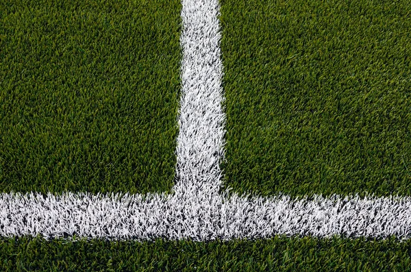 Weißer Streifen auf dem grünen Fußballfeld von oben gesehen — Stockfoto