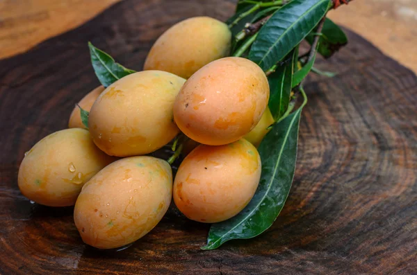 Ciruela mariana amarilla dulce, mango de ciruela, tailandia —  Fotos de Stock
