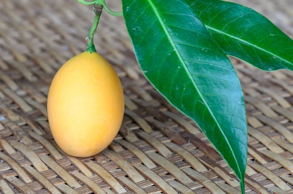Ciruela mariana amarilla dulce, mango de ciruela, tailandia —  Fotos de Stock