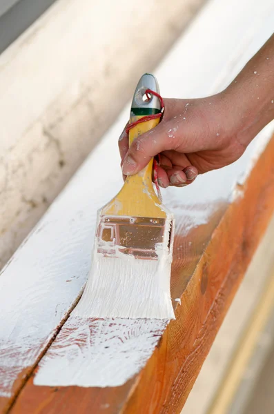 Trabalhador pintura de madeira com pincel de pintura — Fotografia de Stock