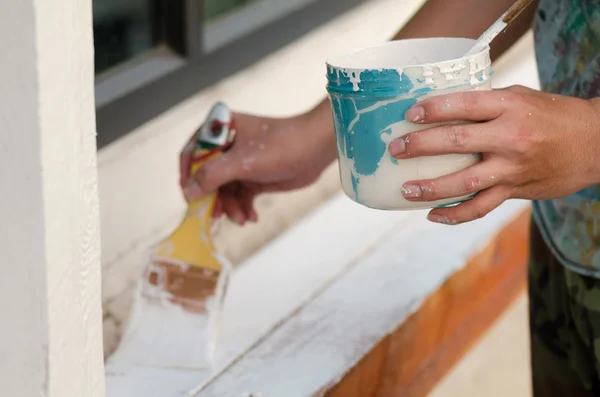 Worker painting wood with paint brush — Stock Photo, Image