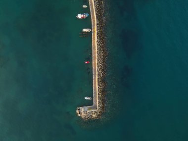 Yunanistan 'ın Girit kentindeki ünlü Chersonissos tatil beldesinin deniz manzarası.