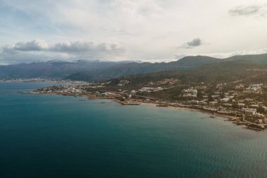Karlı dağlarla donatılmış cennet gibi deniz manzaralı İHA 'dan hava manzarası.