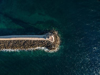Yunanistan 'ın Girit adasında günbatımında Chania' nın pitoresk limanının girişinde ikonik Venedik deniz fenerinin insansız hava aracı görüntüsü.