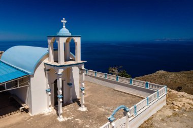 Girit 'teki Yunan kilisesinin insansız hava aracı tarafından gökyüzü görüntüsü.