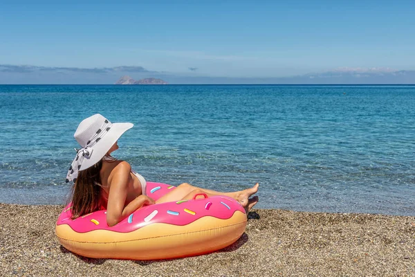 Gelukkige Vrouw Met Opblaasbare Donut Een Tropisch Strand Zomervakantie Concept — Stockfoto