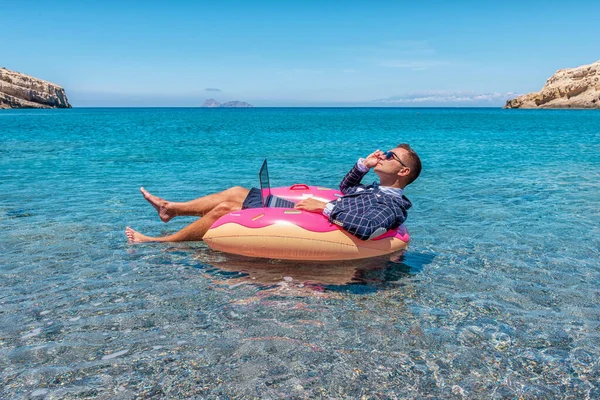 Zakenman Die Laptop Computer Gebruikt Een Opblaasbare Donut Zee Zomervakantie — Stockfoto