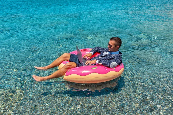 Zakenman Die Laptop Computer Gebruikt Een Opblaasbare Donut Zee Zomervakantie — Stockfoto