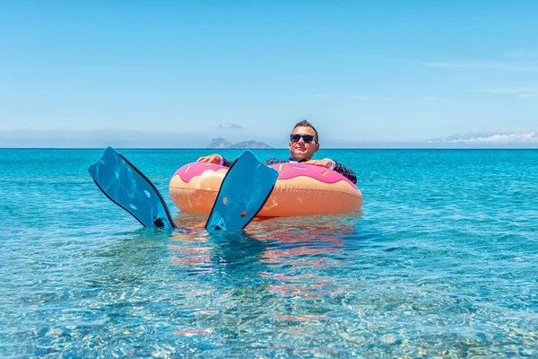 Glücklicher Geschäftsmann Badeflossen Auf Einem Aufblasbaren Donut Meer Sommerferienkonzept — Stockfoto