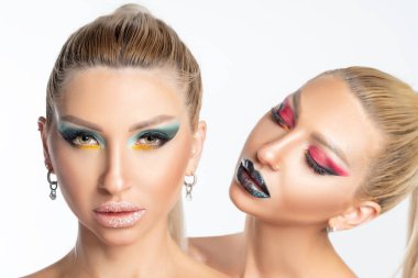 Moda ikizleri stüdyoda poz veriyorlar. Güzellik, makyaj ve makyaj konsepti.