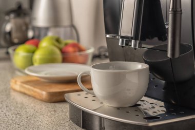 Modern espresso kahve makinesi. Mutfağı yakın plan..