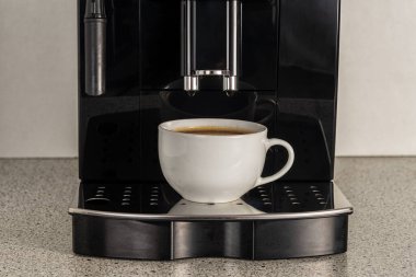 Modern espresso kahve makinesi ve yakın plan kahve..